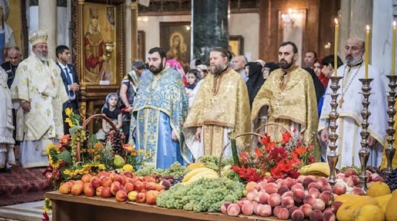 19 августа проходят традиционные соревнования по конным скачкам. На них съезжаются спортсмены и зрит — Батуми