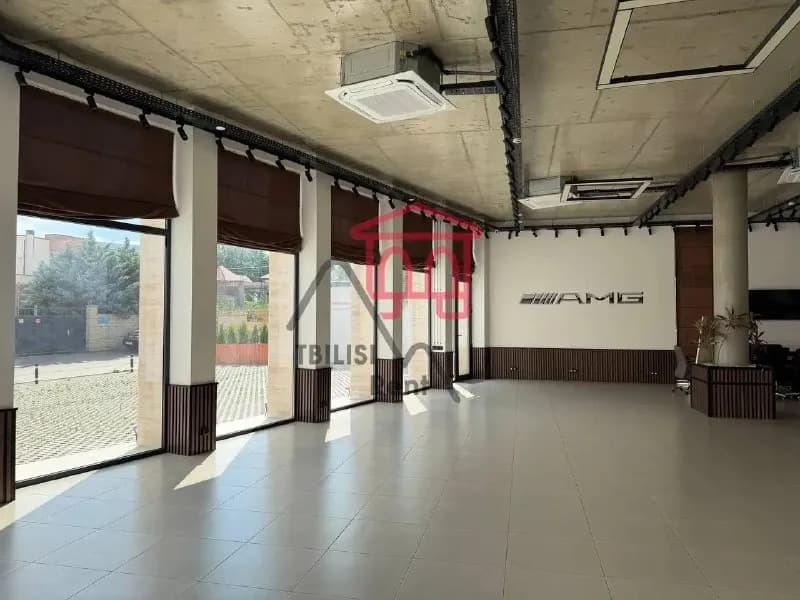3 минутах от городского Суда в Дигоми. В помещении есть 2 подсобки, санузел, меленькая кухня, а так — Тбилиси — 3 000 $