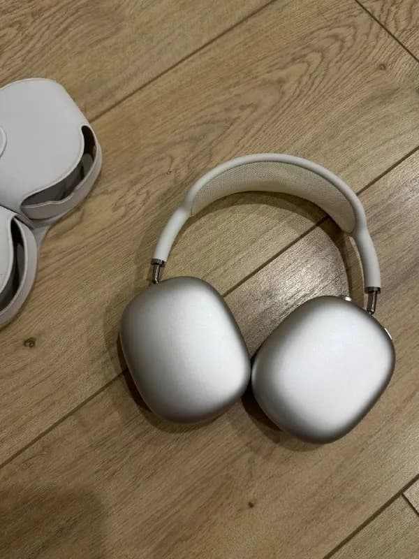 1. Наушники AirPods Max — Батуми — 700 ₾