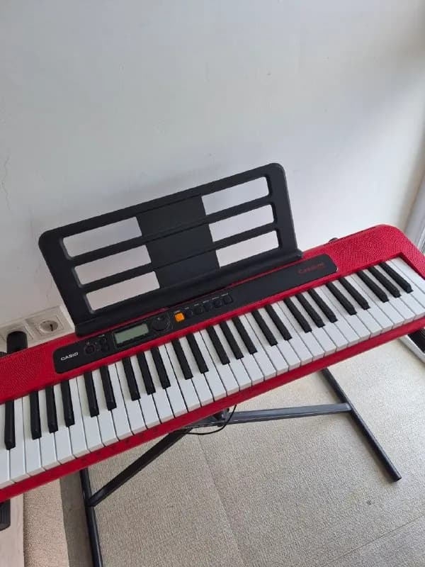 CASIO CT-S200RD, состояние нового. Использовали 2 года музыкальной школы, подходит для выполнения до — Батуми — 250 ₾
