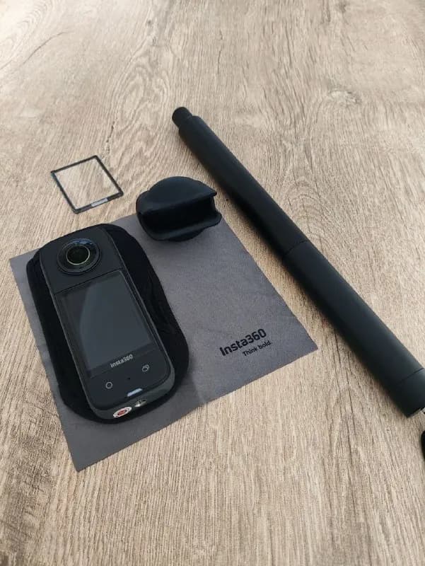 insta 360×3, пользовался ей всего месяц, покупал полтора месяца назад, покупал весь набор: камера + — Батуми — 850 ₾