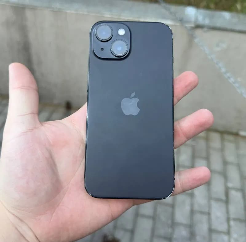 iPhone 15, черный, 128 ГБ; поддержка физической SIM-карты и eSIM. Есть следы использования, но без т — Батуми — 950 ₾