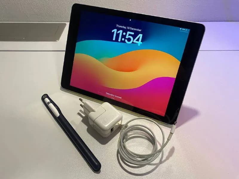 apple pencil и iPad 6-го поколения 9.7’, 32Gb. Работает исправно и все еще хорошо держит заряд и без — Батуми — 150 ₾