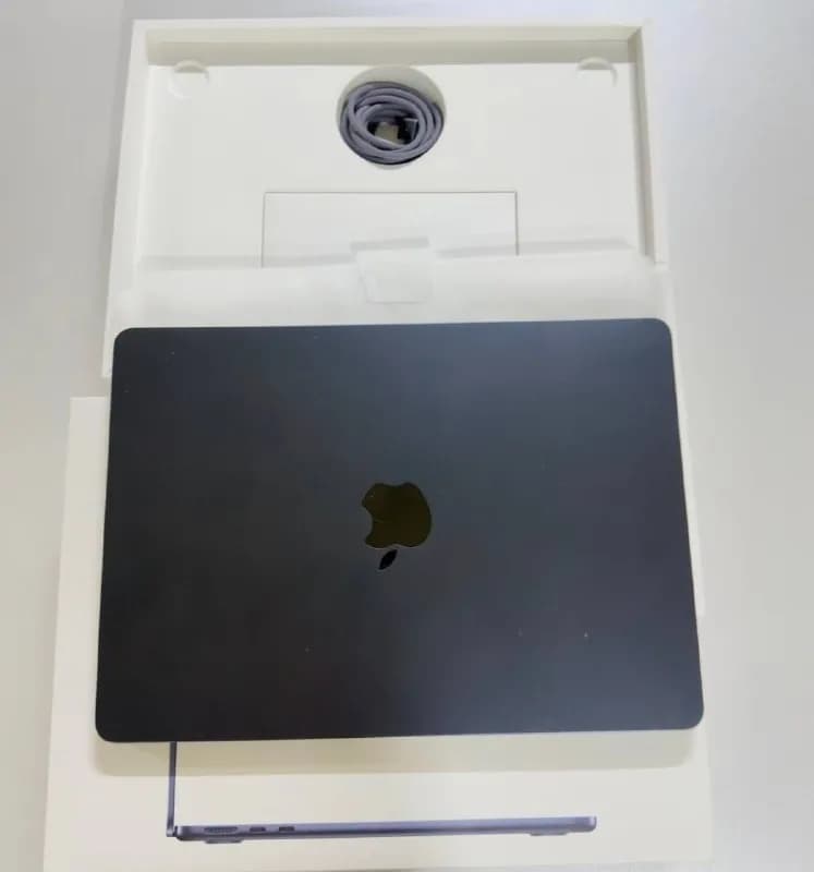 MacBook Air 13 дюймов (2022 г., чип M2, 8 ГБ ОЗУ, SSD 256 ГБ) — в идеальном состоянии. В комплекте к — Тбилиси — 1 600 ₾