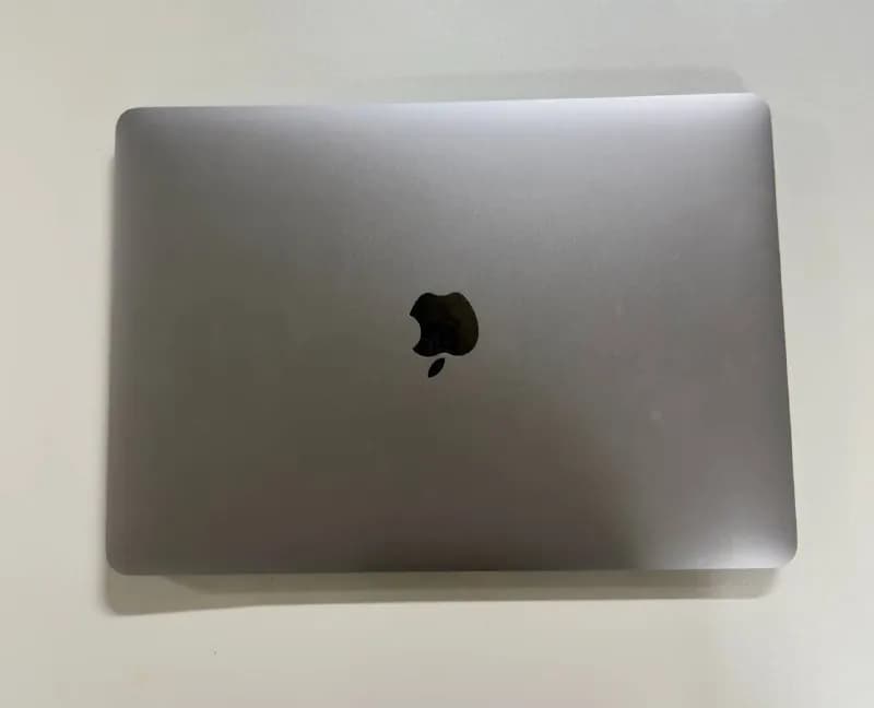 MacBook Pro 13 дюймов (2020 г., чип M1, 8 ГБ ОЗУ, SSD 256 ГБ) — в идеальном состоянии. Состояние акк — Батуми — 1 400 ₾