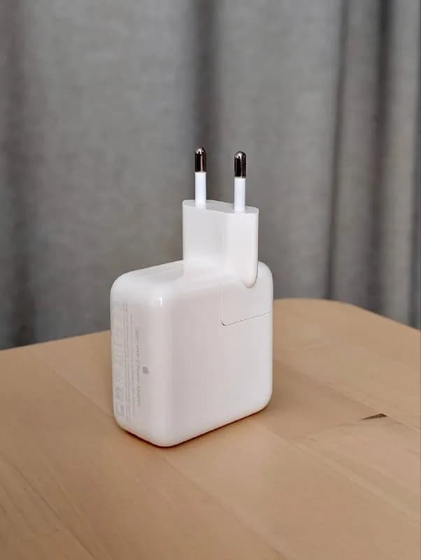 Apple 35W с двумя портами USB-C (модель А2676). Состояние отличное, зарядник полностью исправен. Под — Батуми — 120 ₾