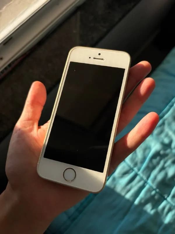 iphone SE 2016, 64 gb, в отличном состоянии — 100 лари — Батуми — 100 ₾