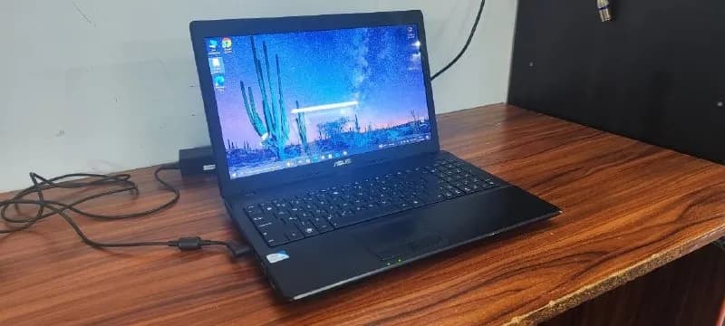 15.6 дюймов, глянцевый -Процессор: Intel Core i3-2370M (2 ядра, 4 потока, 2.40 GHz) — полноценный пр — Батуми — 250 ₾