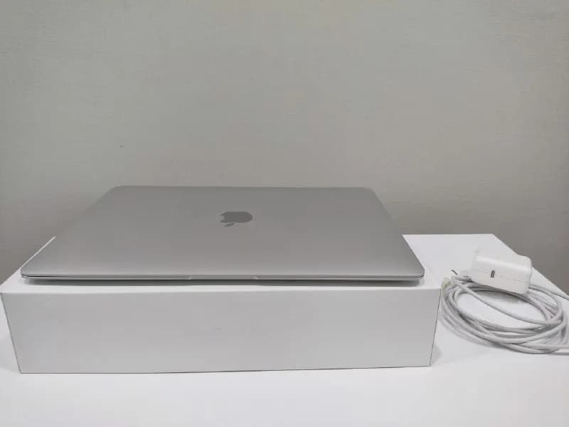 MacBook Air 13» M1 (2020), 8/512 ГБ, Silver — идеальное состояние, один владелец — Батуми — 1 500 ₾