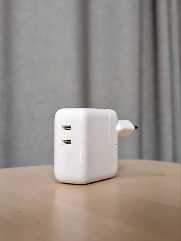 Apple 35W с двумя портами USB-C (модель А2676). Состояние отличное, зарядник полностью исправен. Под — Батуми — 110 ₾