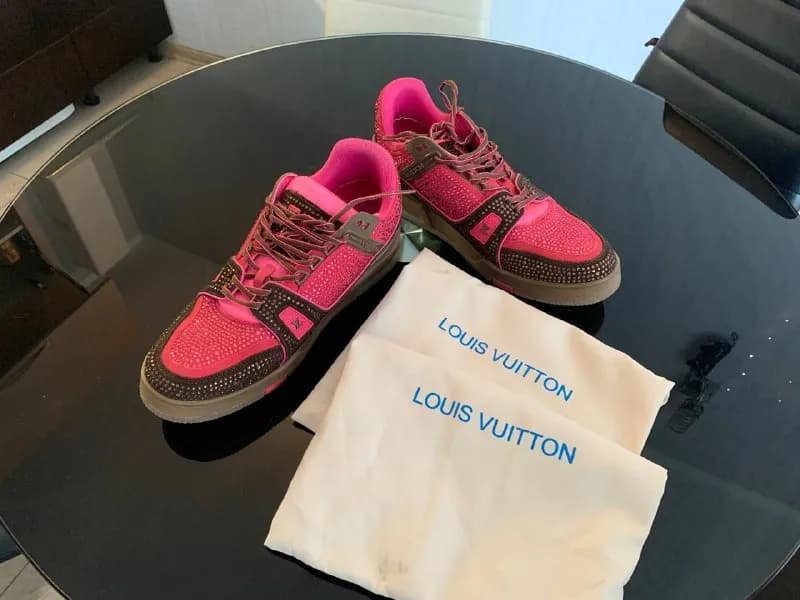 Luis Vuitton. Премиум реплика. Состояние отличное. Унисекс. Пыльники в комплекте. Покупал за 150 дол — Батуми — 120 ₾