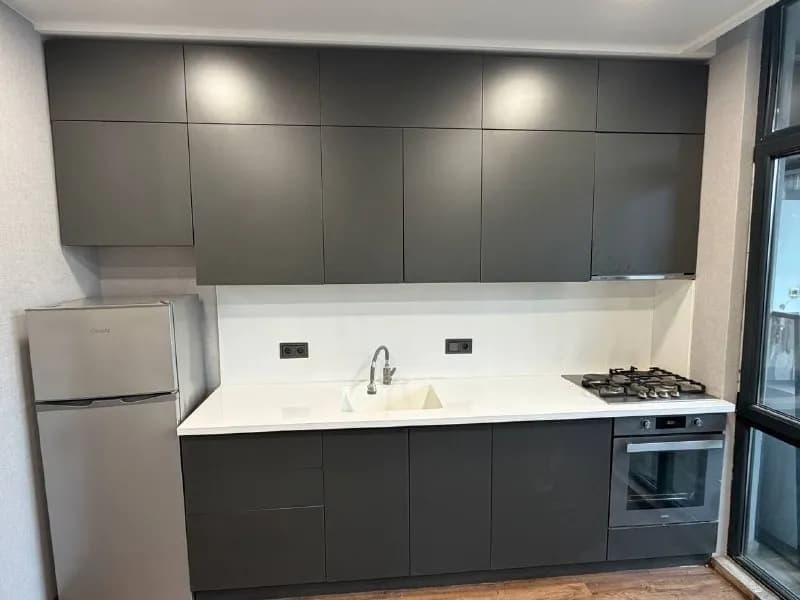 Kuxnia 1500 Gel, xaladelnik ne vxodit tolka, ostalnoe da, dlina 2,5 M, — Батуми — 1 500 ₾