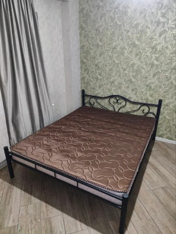 160×200. Каркас кровати металлический разборной, после незначительного ремонта. Район метро Надзалад — Тбилиси — 150 ₾