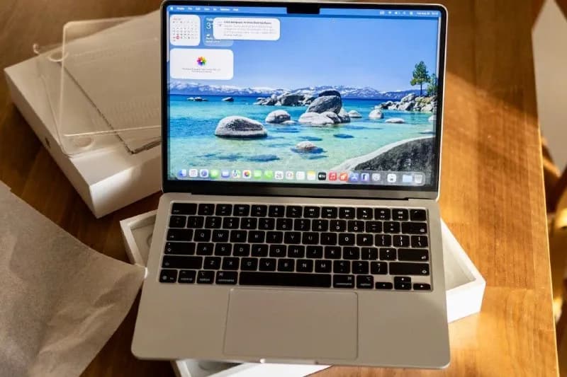 MacBook Air 13 M5 16/512Gb Silver, полный комплект, состояние нового. На экране защитное стекло + за — Тбилиси — 3 100 ₾