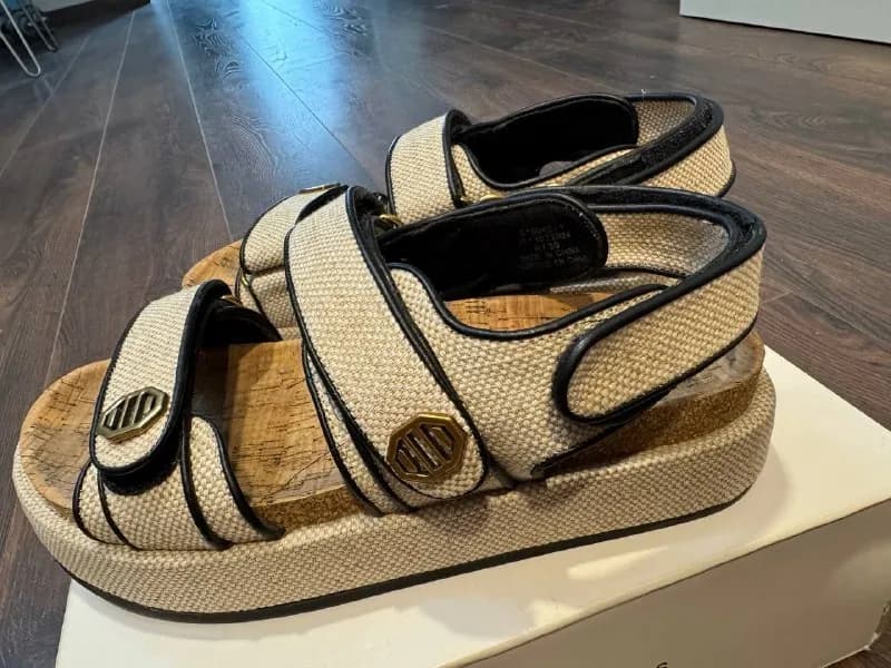 38 размер (RiverIsland) состояние идеальное, были одеты 2 раза.Цена 70 лари (торг уместен) — Батуми — 70 ₾