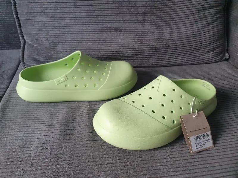 Toms оригинал, сделаны из эко EVA. Очень комфортные. По ощущениям, даже удобнее и приятнее чем Croc — Тбилиси — 80 ₾
