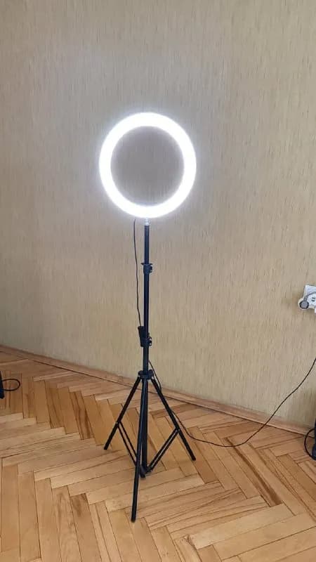 LED-лампу на штативе (с RGB-подсветкой) — Тбилиси — 50 ₾