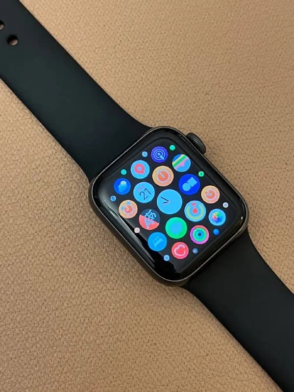 Apple Watch Series 5, 40 mm, состояние отличное (есть всего несколько незаметных царапин на экране) — Ереван — 75 000 ֏