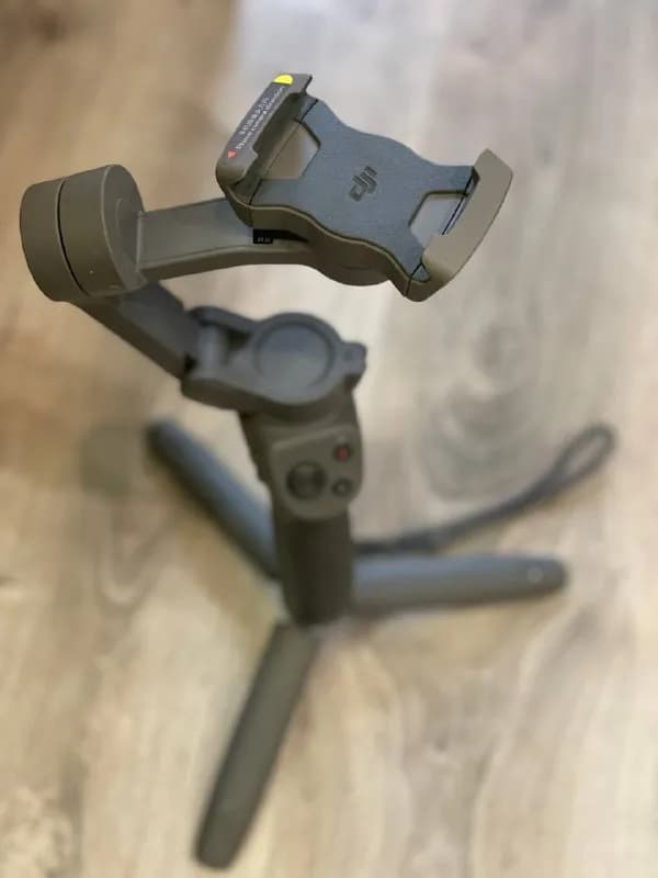 DJI OSMO Mobile 3. С помощью него можно снимать клёвые видосики или фото; снимать обзоры на бегу ( — Ереван — 36 000 ֏