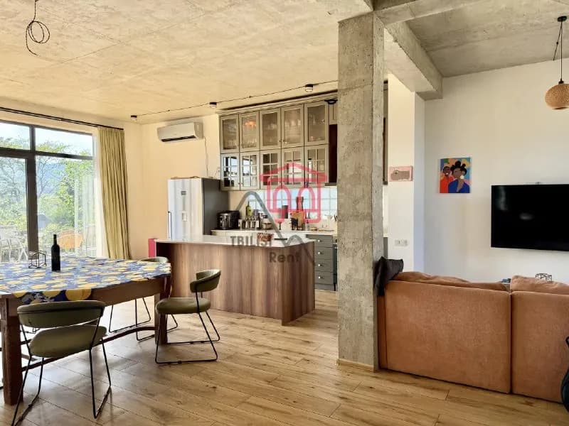 10 минутах на машине от центра Тбилиси. Локация очень тихая, рядом есть лес для прогулок, а так же ма — Тбилиси — 2 400 $