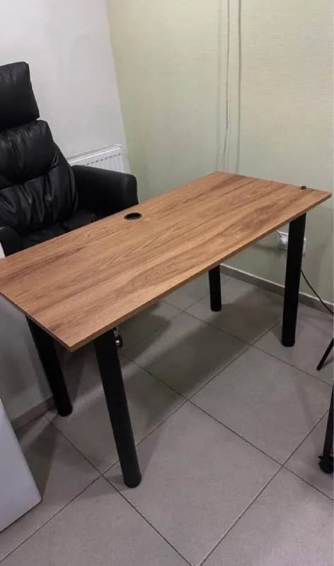 Стол с выемкой для проводов — Батуми — 150 ₾