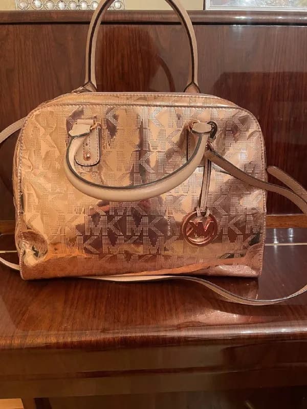 Michael Kors. Натуральная кожа. Состояние идеальное. Без нюансов. Оригинал 100%. Цена 20000 драм. — Ереван — 20 000 ֏