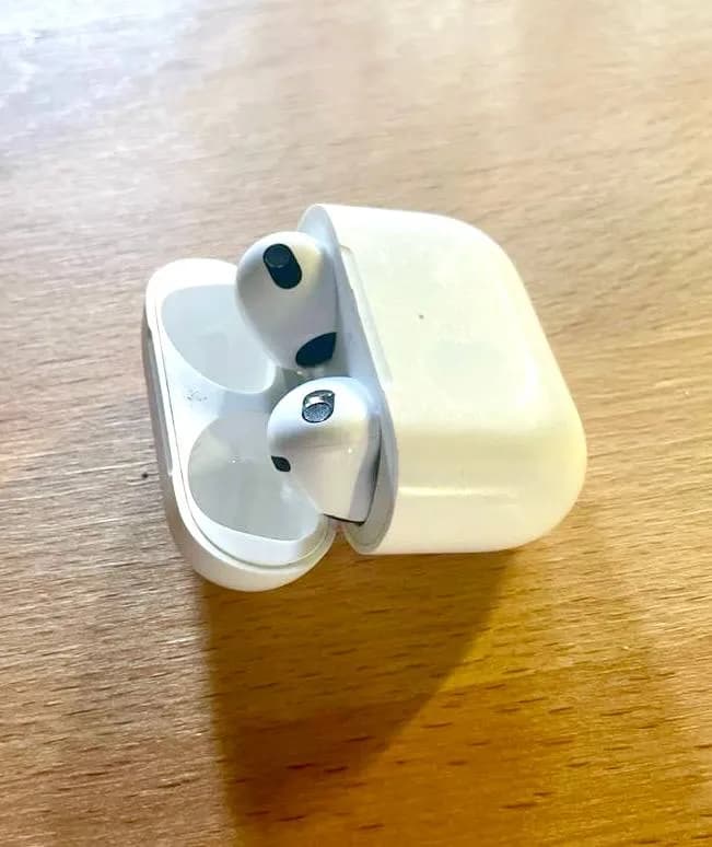 Apple AirPods 3 — кейс и две пары наушников — Тбилиси — 150 ₾