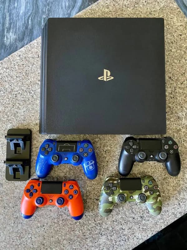 Sony Playstation 4 Pro 1 Tb. Игровая консоль в идеальном состоянии, в комплекте 4 джойстика, так же — Ереван — 175 000 ֏