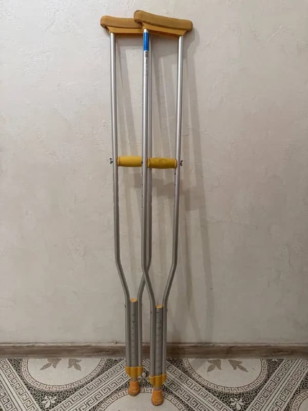 Костыли и фиксаторы колен — Батуми — 30 ₾