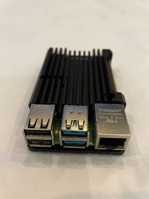 Raspberry Pi 4 B 4GB. Состояние идеальное, почти не использовался. Стоит алюминиевый кейс-радиатор. — Ереван — 50,000 ֏