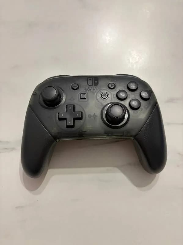 Nintendo Switch Pro Controller, внешне и функционально в отличном состоянии, за исключением того, чт — Батуми — 120 ₾