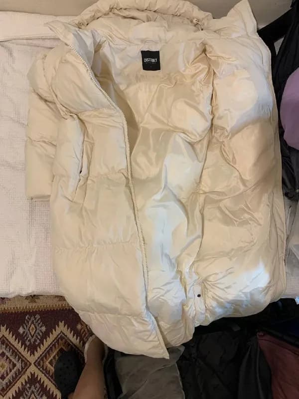 15/20 типа того). Off white цвет, заклепки на карманах и внизу на боковых разрезах. Есть внутренний — Ереван — 7000 ֏