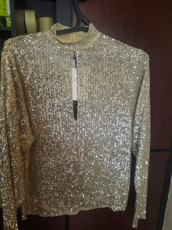Zara, новая, с блестками, размер М, цена 5000 драм, разрез спереди и сзади. Привезена из США. Не под — Ереван — 5,000 ֏