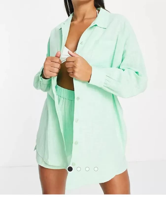 oversized, заказывала на Asos за 25 фунтов стерлингов. Не подошёл размер, продам за 7 тыс драм. Разм — Ереван