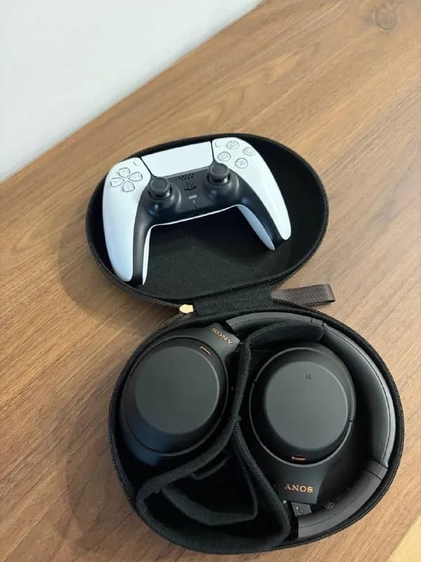 1. Sony WH-1000XM4, отличное состояние, пользовались редко — 400 лари — Тбилиси — 400 ₾