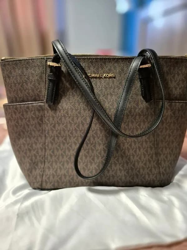 Michael Kors. Мне подарили несколько лет назад, не носила. Состояние: новая. 200 лари. Забирать в р — Батуми — 200 ₾