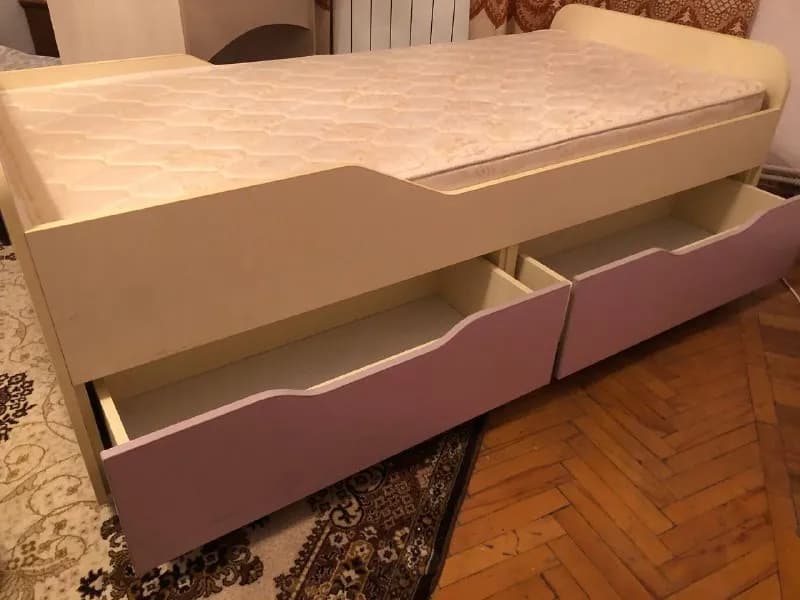 170 см. С матрасом. У кровати предусмотрены бортики. С одной стороны внизу 2 выдвижных ящика, с друго — Ереван — 55 000 ֏