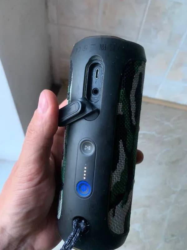 JBL Flip 4 оригинал. Все работает, звук хороший. Аккумулятор новый. Продаю за ненадобностью неспешно. — Ереван — 30,000 ֏