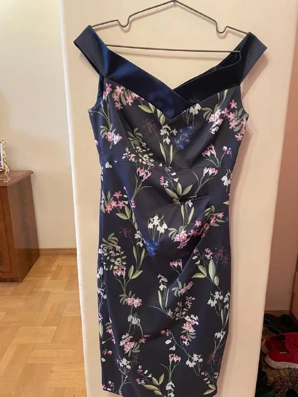 Karen Millen. Новое. Размер uk 12. Цена 15000 драм. Юбка caractere Италия. Размер L. Б/у 1 раз. Цен — Ереван — 15 000 ֏