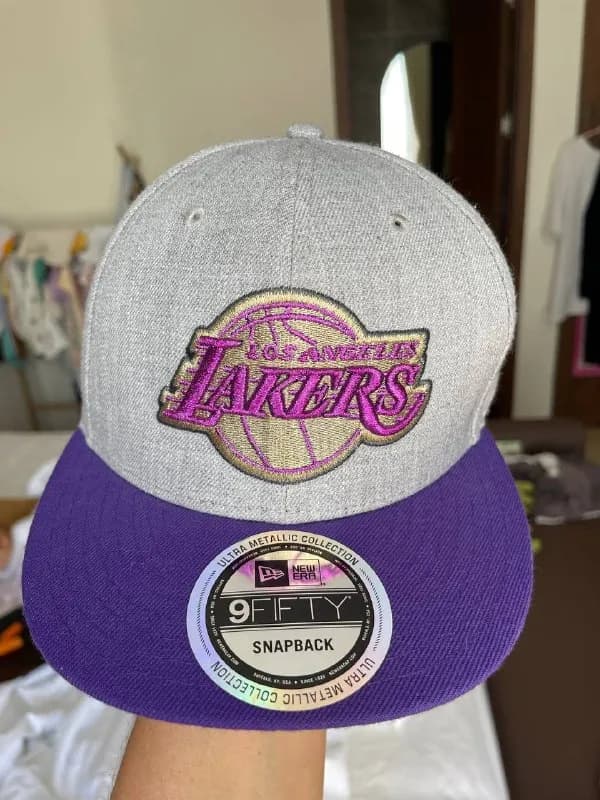 New Era (Los Angeles Lakers). Куплена в официальном магазине в США в 2018 году. Не носилась, только — Тбилиси — 30 ₾