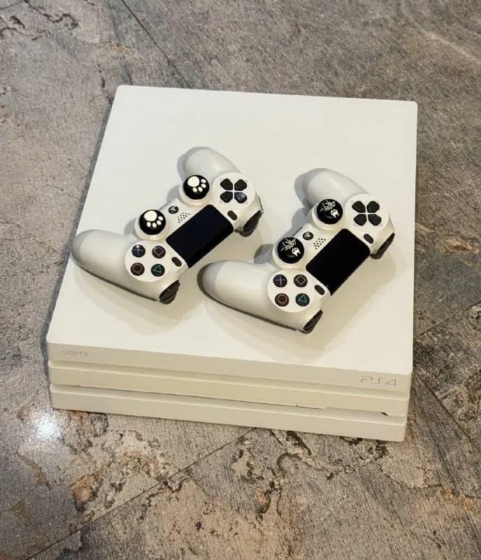 PlayStation 4 Pro 1 TB + 2 DualShock 4 — Тбилиси — 550 ₾