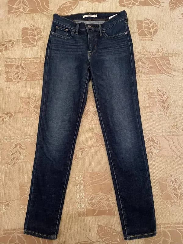 LEVIS. Оригинал. Новые. Размер 25, но идут и на 26,27. Ткань стрейч, очень хорошо растягивается. Це — Ереван — 17 000 ֏