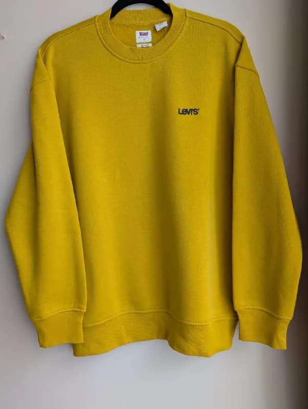 1. Пуловер Levi’s — Батуми — 90 ₾