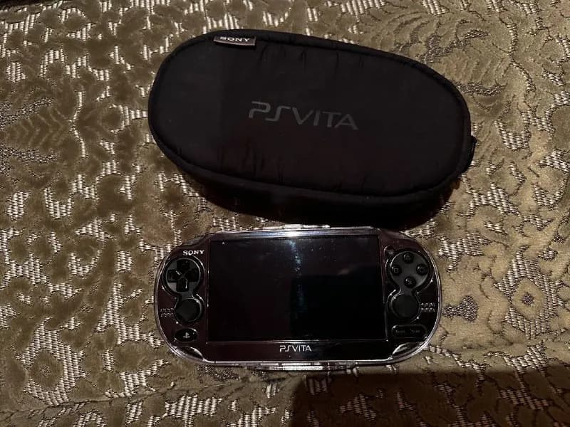 PS Vita. Прошитая. Зарядка, чехол и 16гб карта памяти. Все отлично работает. 30000 драм — Ереван — 30 000 ֏