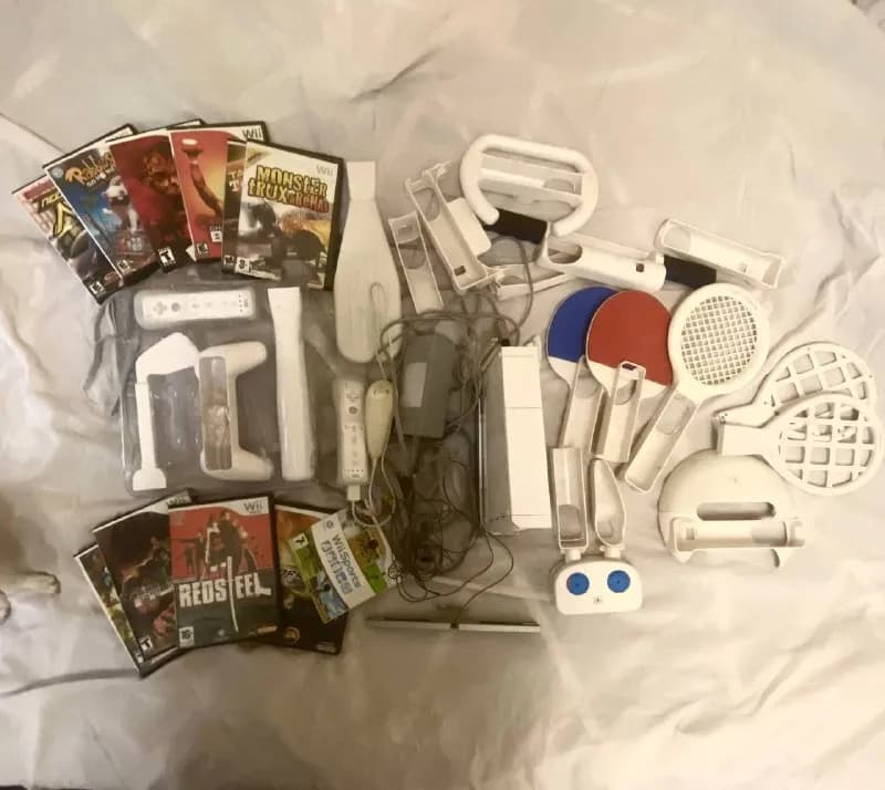 Nintendo Wii, имеется диск Wii Sports с комплектом для спортивных игр, так же имеется 10 дисков с иг — Ереван — 70 000 ֏