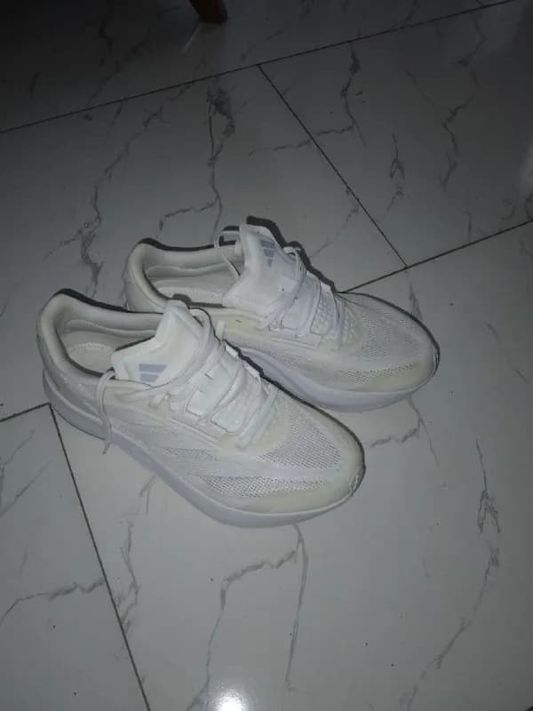 adidas, оригинальные, 44, размер, продам за 150 лари (покупались за 295 в топ спорт метро сити, оде — Батуми — 150 ₾