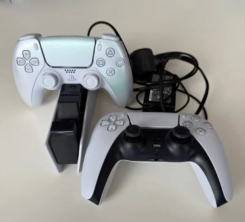 2 геймада PlayStation DualSense вместе с зарядной станцией — Батуми — 400 ₾
