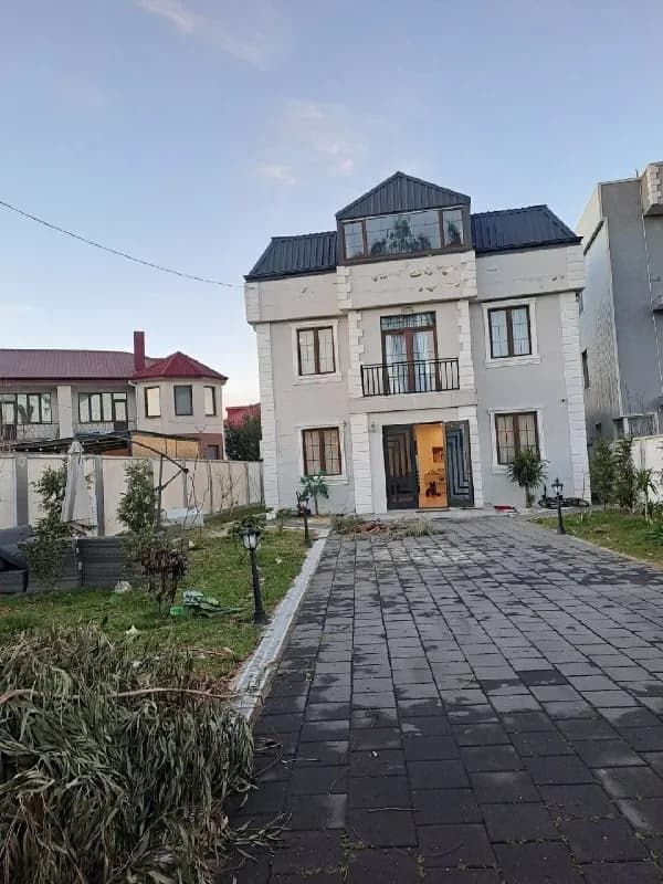 3-х этажный дом со всоим двором по улице Евгения Микадзе — Батуми — 3 500 $