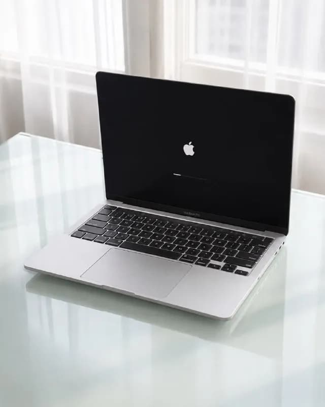 MacBook Pro 13″ M2 8/256 GB — Silver — Батуми — 1 850 ₾