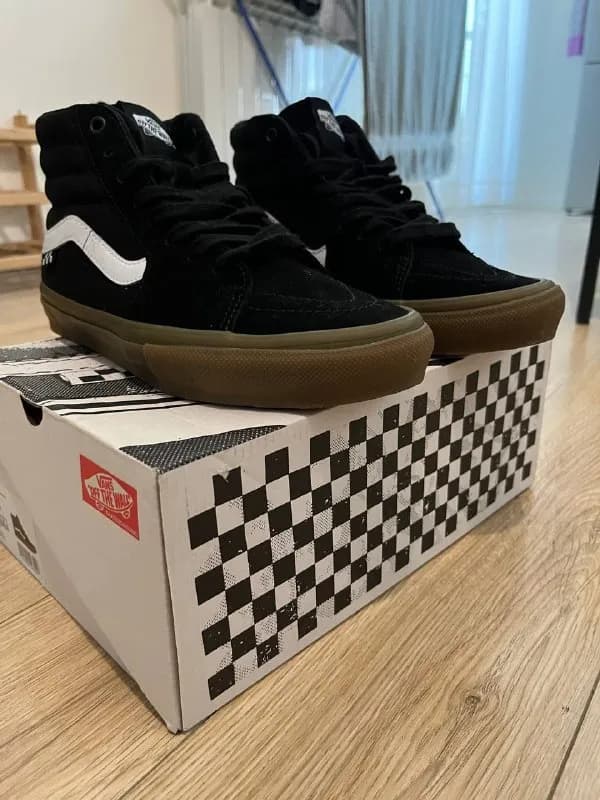 Vans Sk8-Hi. Кеды носил два раза, слишком крутые для меня. Ноги так и несут сделать 720 на доске. Ра — Тбилиси — 140 ₾
